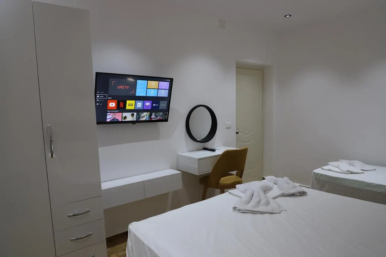 Noel City Centre Apartment 베라트